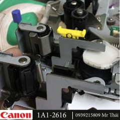 白色の Canon 1A1-2616 チューブ プリンターのカムシャフトをカッティング ナイフで使用します