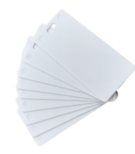 Белая пластиковая карточка с печатной этикеткой на кабеле.